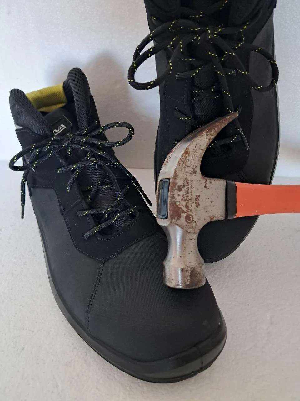 Superbes paires de chaussures de sécurité basses Kina B0900 noir / jaune - S3L F